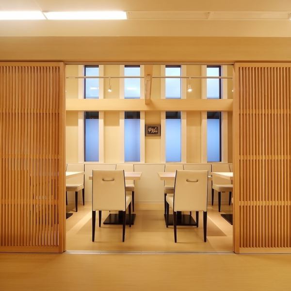 【落ち着いた照明が印象的な店内】会社の接待にご利用いただける少人数の落ち着いた半個室空間もご用意しております。プライベート感重視の空間です。新感覚なコースをご用意しておりますので、お客様に合ったプランでお楽しみください。シェフが一皿一皿丁寧に時間をかけて絶品料理に彩りお客様の元へお届けします。