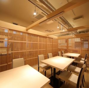 【落ち着いた照明が温かい印象】会社の接待やデートにもご利用いただける少人数の落ち着いた個室空間もご用意しております。プライベート感重視の個室ですので、周りを気にせずゆったりお過ごしください。新感覚なコースをご用意しておりますので、お客様に合ったプランでお楽しみください！2～10名さまでご利用可能です。