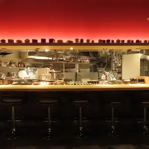 【キッチンカウンター】1～6人/キッチンカウンターは料理ができあがる瞬間を目の前で楽しめるワクワク感が魅力。シェフとの会話や調理の音、香りまでライブ感たっぷりで、ただ食べる以上の体験に。肩肘張らずに美味しい時間を分かち合える、特別で居心地のいい場所です。