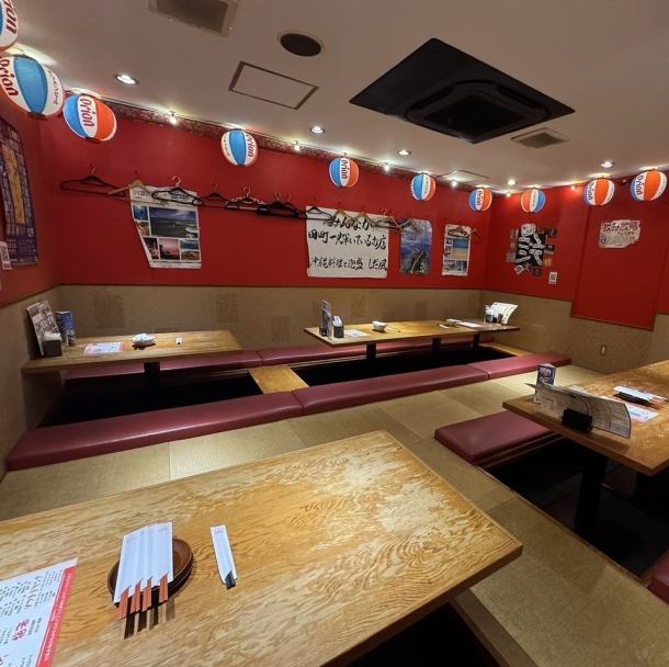 当店、お席は全40席完備!25~32名様まで貸切できます!掘りごたつ席は30名様!ゆったり足をのばしておくつろぎいただけます♪大好評!泡盛やオリオン生ビールもついた当日OK◎2h飲み放題も1800円~ご用意しています♪大人数の歓送迎会や会社宴会などにどうぞご利用ください!