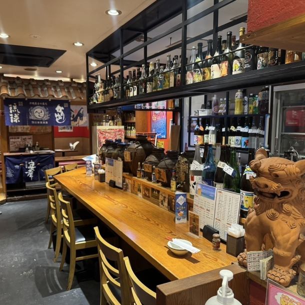 当店は沖縄の雰囲気を感じられます!『しだ風』は沖縄の言葉で、真夏に吹く心地よい風。沖縄の空間をお楽しみいただける落ち着きのある雰囲気となっております☆毎月沖縄ライブも開催(現在は休止中)♪チャージ料もかからないので要チェックです!カウンター席は6名様ご利用できます。サク飲みに◎