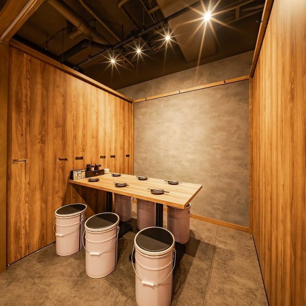 上質な隠れ家的オシャレ空間は落ち着いてゆったり過ごせ 至福の時間をお過ごしいただけます◎2名様～は勿論、3名～5名様/6名～8名様/9名様～以上等人数も柔軟に受付しております。都会の喧騒から外れた落ち着きある個室席もご用意ございますので、幅広いシーンに応じてご利用いただけます◎