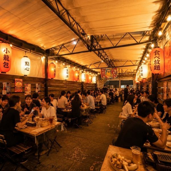 【雨の日も対応可】当店の屋上、『開閉式の屋根』がついている為、ご来店日の天候を気にする必要はございません！晴れの時は全開にし開放感溢れる空間で、雨の時には屋根を張って濡れる心配なくBBQを楽しめる空間に。※画像はイメージです。
