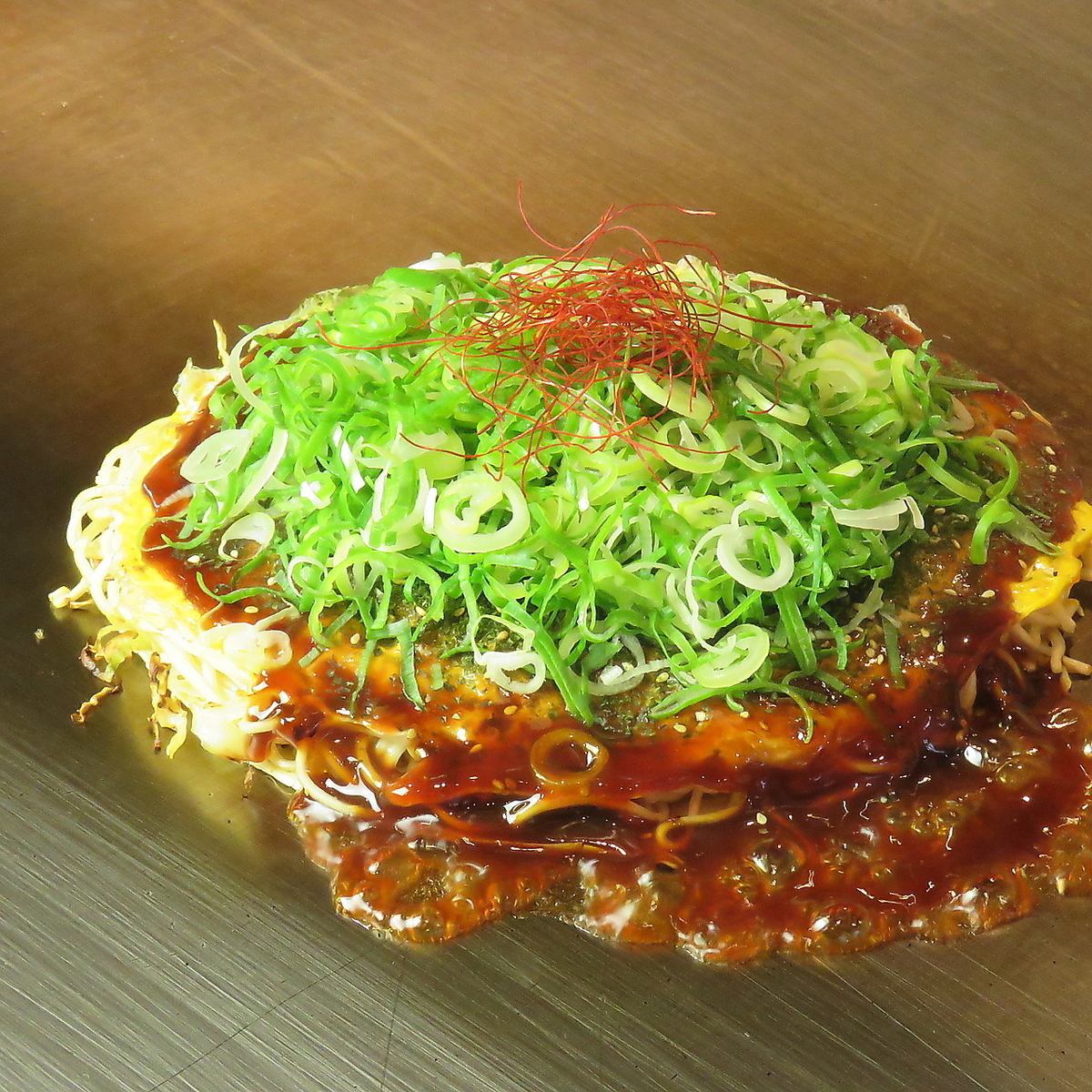 Please enjoy our specialty okonomiyaki on the iron plate in front of you♪