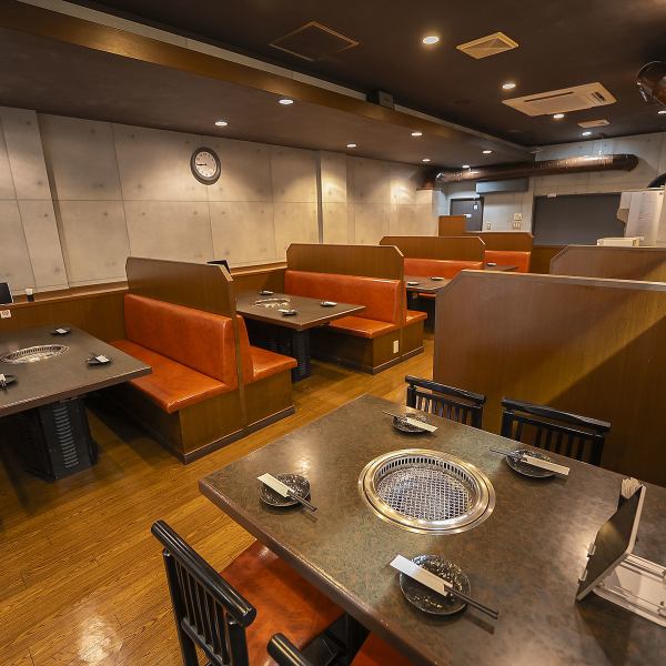 スタイリッシュで整然とした店内は、恋人とのデートや友人との語らいに最適。広々としたお席で快適に焼肉が楽しめます。大人数での宴会にも柔軟に対応でき、様々なシチュエーションにフィットします。