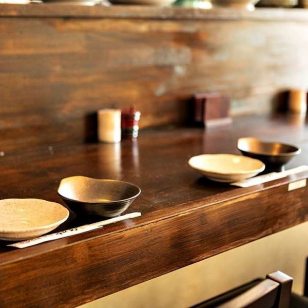 落ち着いた雰囲気のある当店のカウンターは全4席。お一人様もお気軽にご利用いただけます！気軽にご利用いただける雰囲気のため、お仕事終わりの一杯や平日ランチ、出張のお食事にもおすすめ。こだわりの日本酒と一緒に和助名物牛タンをお楽しみください。