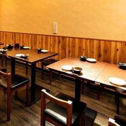 [Table seats/4 x 4] Four tables for 4 people can be connected side by side to accommodate a maximum of 16 people! Since the capacity can be adjusted according to the number of people, it is recommended for a wide range of occasions, from small to large groups, such as weekday lunches, company banquets, reunions, and social gatherings.Please enjoy your stay in our relaxing atmosphere.