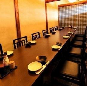 [Fully private room/maximum 26 people].If you remove all the partitions, we can provide you with a completely private room for large groups! The private rooms have tables lined up side by side, allowing you to see the faces of all the participants.You can enjoy your banquet in a bright and unpretentious atmosphere! Recommended for company banquets, drinking parties, class reunions, social gatherings, girls' nights, and other events.