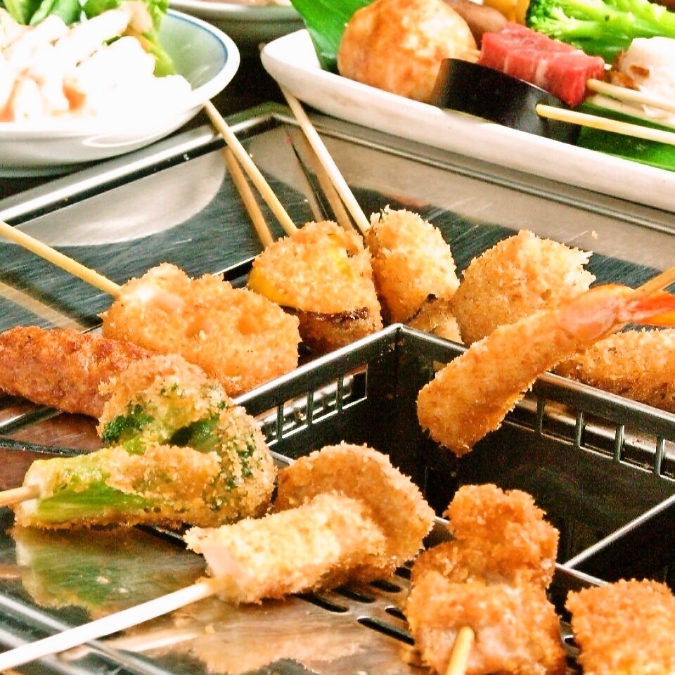 [All-you-can-eat + all-you-can-drink for 3200 yen] 70 kinds of kushikatsu (deep-fried skewers) and more! Enjoy frying them yourself♪