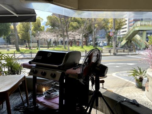 オープンテラスで楽しむ本格的な大型BBQグリル