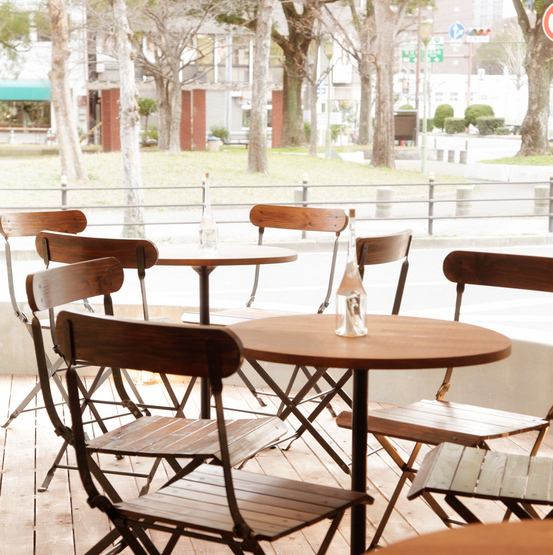 オープンテラスはリゾート気分が味わえます。オールシーズン楽しめるバーベキューは大人数貸切で雨天でも大丈夫!冷暖房完備で手ぶらBBQでも安心です。