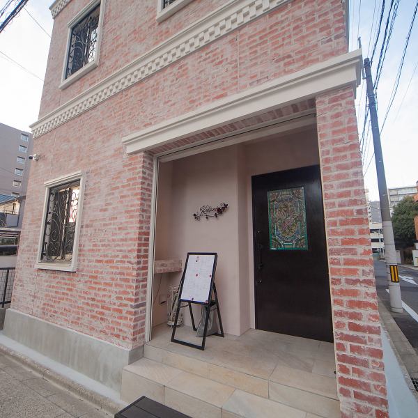 Kokomiはビストロらしい親しみやすい空間が広がり、店内外ともに清潔感漂う環境が整っております。駅からのアクセスも良好で、初めての方も気軽に足を運べる立地が魅力◎店外から店内の温かな雰囲気が伝わり、外観も洗練されたデザイン。お客様が快適に過ごせるよう、心を込めた接客とサービス提供を心がけています。