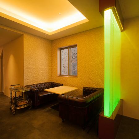 店内のテーブルは全て大理石で。ソファーはイギリスのヴィンテージのアンティークソファーで揃えております。 壁はピアンテという壁材を使用。表面が色んな草木のモチーフが彫刻されております。パールがかかっているので、光があたると様々な輝きを楽しめます。水のインテリア・ウオータースクリーンが設置されています