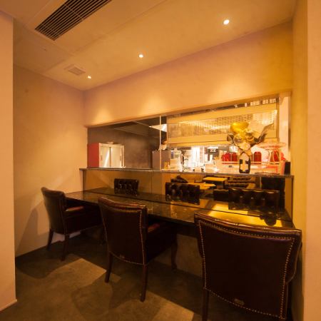 イギリスのヴィンテージのアンティークソファーをご用意。 カウンター席も、ソファーと同じシリーズのカウンターチェアーです。 カウンター席のテーブルは、黒い石でできており中に光が当たると青く輝く貴石が入っています。 貴石は、‘自分らしく生きるためのサポートを高めてくれる’効果をもたらすパワーストーンです。