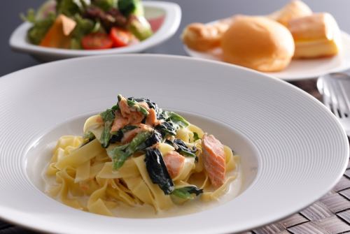 サーモンとほうれん草のクリームソース