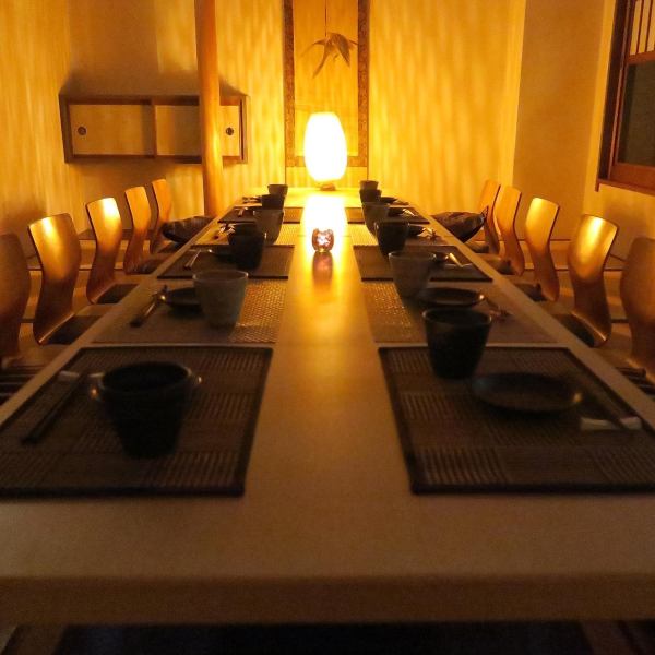 따뜻한 조명에 비추어진 차분한 일본식 공간은 매일의 피로를 잊게 해줍니다.가족, 친구에서의 식사나 소중한 회의, 접대 등에도 최적입니다.부디 이용하십시오.