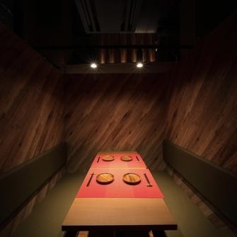 【완전 개인실 × 산노미야역 도보 2분◎】 발군의 위치에 위치하는 저희 가게! 현대적인 분위기의 개인실석은 대인기 ◆그 밖에도 좌석 타입은 소파석에서 카운터, 테이블은 물론 리조트감 넘치는 세련된 개인실석도 포함해 여러가지 있습니다.연회나 일 끝나, 동료 내에서의 이용에도 꼭!