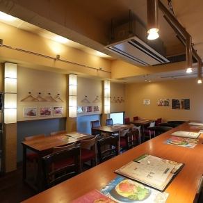 落ち着いた雰囲気のテーブル席。2～4名での飲み会・女子会・食事利用に最適です。席の結合も可能なため、小規模宴会にも対応いたします（ご希望は事前にご相談ください）。