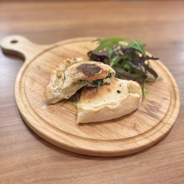 【贅沢な包み焼き】熱々とろ~り♪サーモンクリームのカルツォーネ(包みピザ)