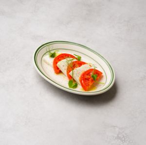 フレッシュトマトとモッツァレラチーズのカプレーゼ