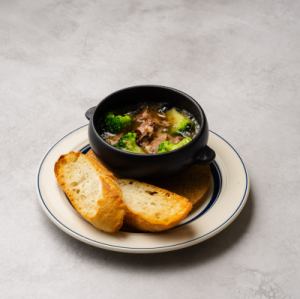 とろとろ牛肉とブロッコリーのアヒージョ