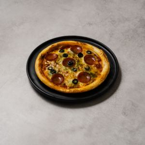 サラミとオリーブのピザ