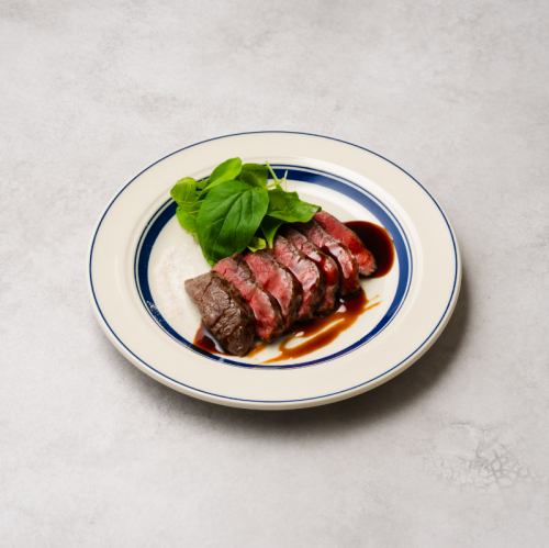 《特別な夜に》旨味を凝縮した国産牛のロースト～赤ワインソースが香る贅沢なひと皿～