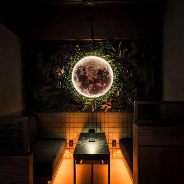 【梅田×非日常空間●】梅田の喧騒を離れた隠れ家のような癒し空間♪間接照明が照らす店内で、ゆったり寛ぎながらワインを片手に語らう夜を！デートや女子会、二次会にも人気の雰囲気抜群スポット。おしゃれに過ごしたい夜にぴったりです♪食べ放題や飲み放題プランもご用意で宴会にも最適◎