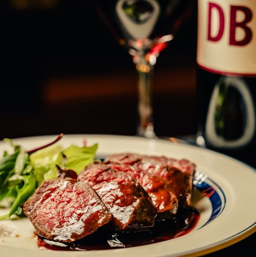 《特別な夜に》旨味を凝縮した国産牛のロースト～赤ワインソースが香る贅沢なひと皿～