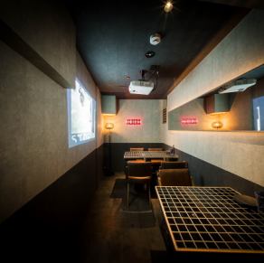 3名様でゆったり使えるテーブル席は、友人同士での食事や少人数での集まりにぴったり！料理をシェアしながら会話が自然と弾む距離感で、過ごしやすい空間です◎ほどよい広さで、リラックスしながら食事を楽しめます♪