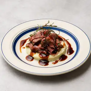 烤牛肉配土豆泥和红酒酱