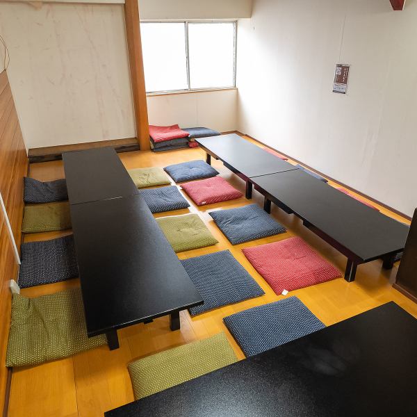 【飲み放題サーバー完備】２Fは大人数での宴会を想定したお座敷席。4名から6名様で座れるテーブルを四卓、部屋全体で20名以上を収容できる広々とした空間です。さらに、セルフで入れられる飲み放題サーバーもございます！