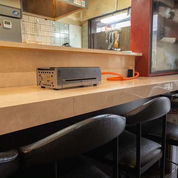 【一人焼肉も可能！】カウンター席がある１Fでは、一人でもゆっくりとお肉を楽しむことができます。カウンター用の焼き台をご用意しているため、自分のペースで焼き具合を調節しながら、美味しいお肉を堪能できます。ぜひ、カウンター席での焼肉をお楽しみください