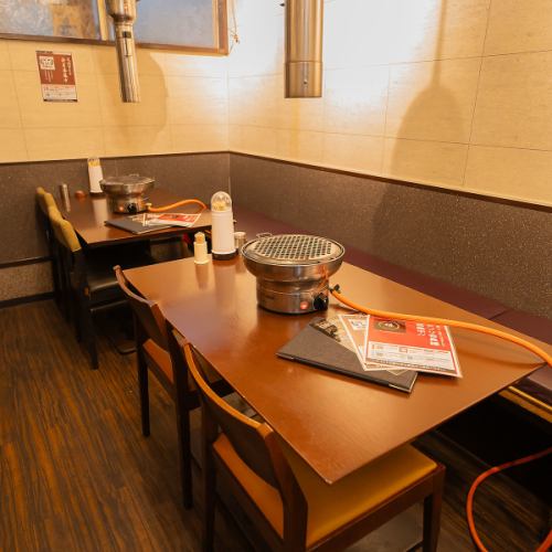 １F　2名様テーブル×4