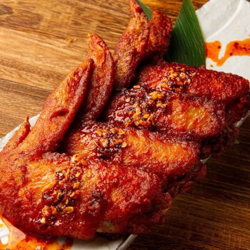 Deep fried chicken wings with super spicy sauce (4 pieces)