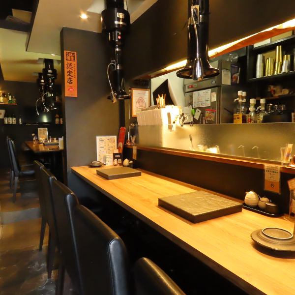木目調を基調としたお洒落な店内は、大人の隠れ家のような落ち着いた雰囲気。なかでもカウンター席は、スタッフとの心地よい会話を弾ませながら食事を堪能できる特等席です。アットホームで温かい空気感に包まれているため、初めての一人焼肉や大切な方とのデートでも安心。肩肘張らずに素敵な時間を過ごせる空間です。