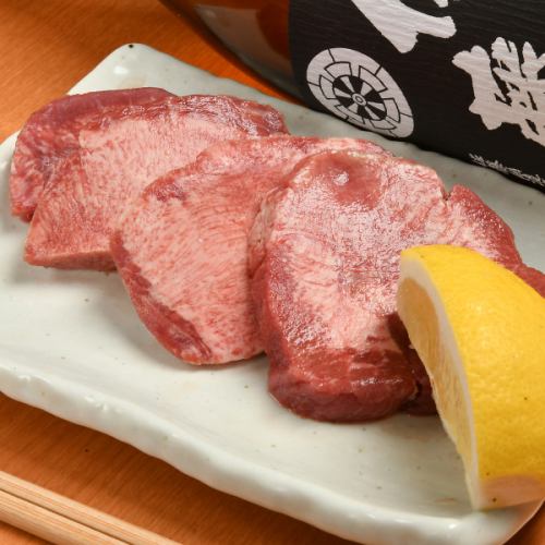 Thickly-sliced salt-grilled beef tongue 1,078 yen (tax included)