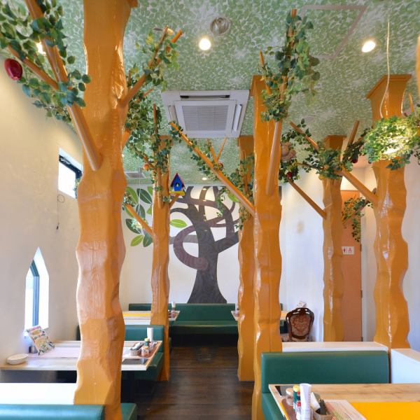 它將是BOX型沙發座。沙發附近有樹木，包括牆上畫著的樹木，是一個想像“在森林裡用餐”的空間。