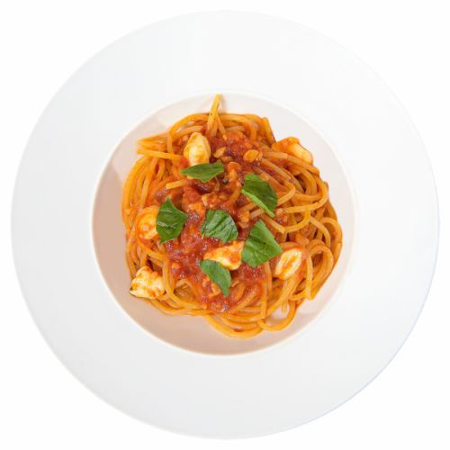 Mozzarella and basil tomato pasta