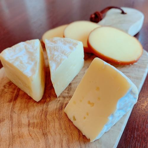 Assortment of 2 types of cheese