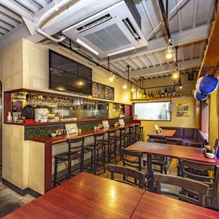 有兩張桌子，可坐四人。可用於家庭聚餐或同事宴會等多種場合。您可以在輕鬆的氛圍中享用餐點。
