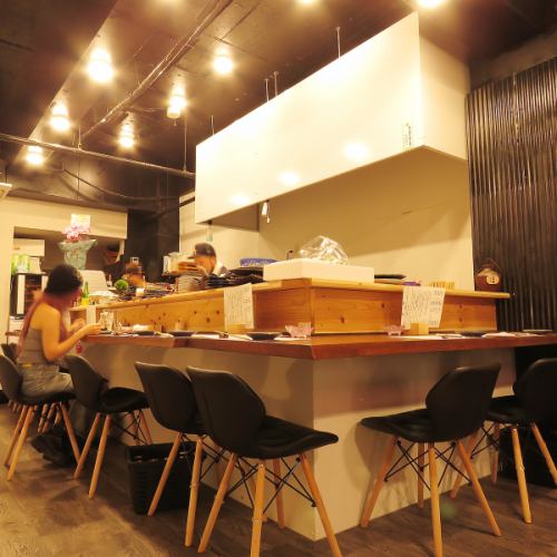 <p>【胡町駅出口より徒歩約7分/銀山町駅出口より徒歩約8分/八丁堀(広島)駅出口より徒歩約10分】どなたでもお気軽にご利用いただけるテーブル席をご用意しております。お席のことなど、なんでもお気軽にスタッフまでご相談下さいませ。</p>