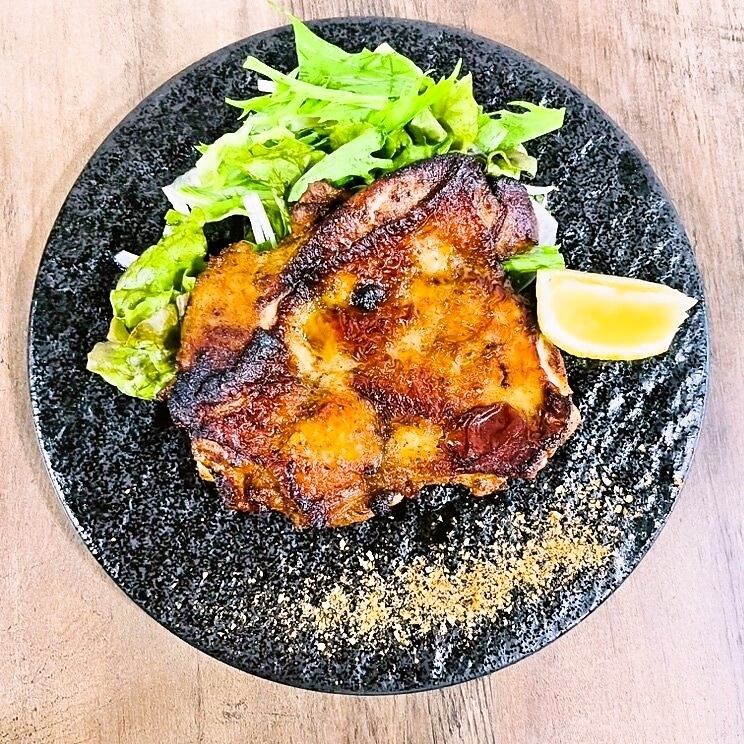 焼きたてのお肉にレモンを搾り、さっぱりとした風味でいただく…