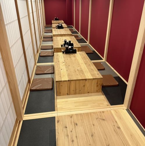 <p>情緒溢れる落ち着いたお座敷席!和の趣を感じる広々とした空間で、靴を脱ぎ、リッラクスしてお食事を楽しめます。気の合う仲間との飲み会や、ご家族でのお食事、会社の宴会や接待に◎大人数での歓送迎会、会合にもピッタリの広さで、席替えも簡単にでき、柔軟なシーンに対応可能です。</p>