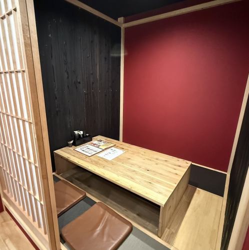 <p>落ち着きのある半個室空間◎気のおけない友人とのひととき...。予約なしでふらっと立ち寄り、仲間と一杯...!など、柔らかな照明と心地よい雰囲気の半個室では、周囲を忘れ、会話も自然と弾む。そんなひとときをお過ごしいただけます。</p>