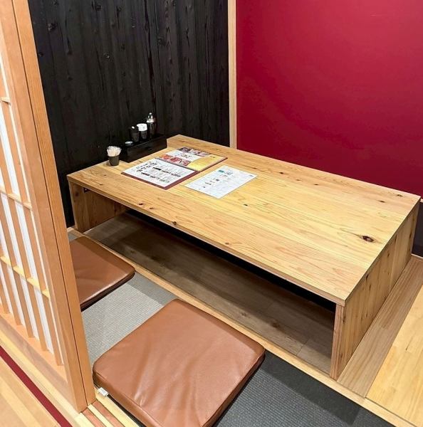 【周りを気にせず語り合える空間】当店では、他のお客様を気にすることなく、心ゆくまでお食事と会話をお楽しみいただけるよう、全席掘りごたつ個室をご用意。お客様だけの空間で、豪華な近江牛・みるく豚の炊き肉を囲みながら、特別なひとときをお過ごしいただけます。落ち着いた雰囲気の中での少人数宴会飲み会などに◎