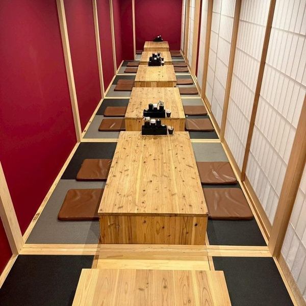 【大人数も対応可！】少人数から大人数までシーンに合わせてご利用いただける4名様×7卓、5名様×1卓の個室を完備。4名様席×5卓と5名様席×1卓を組み合わせて、20～25名様までのフロア貸切や、最大35名様までの店舗貸切もOK！