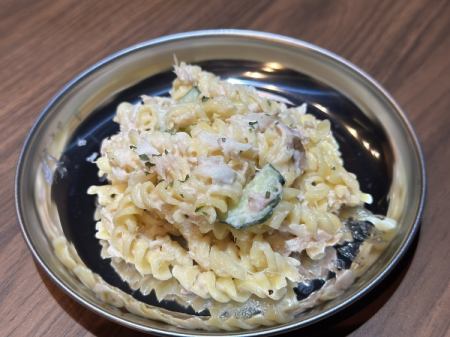 Tuna mayonnaise macaroni salad