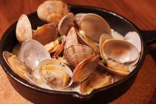 Butter-scented steamed clams
