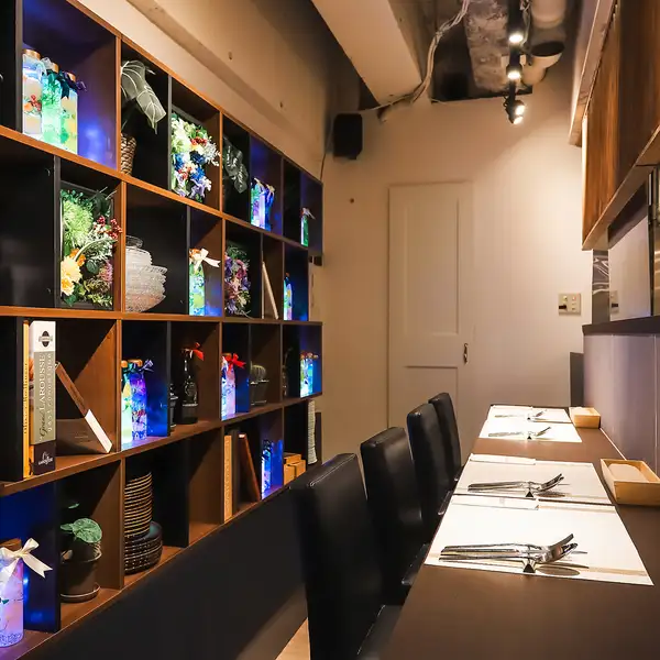 店内には、お一人様でも気軽にお食事ができるカウンター席と、デートやご友人とのお集まりに最適なテーブル席をご用意しております。記念日や誕生日などの特別な日にはもちろん、仕事帰りのお食事など、日常のちょっとしたご褒美にも最適です。シーンに合わせて、思い思いのひとときをお楽しみください。